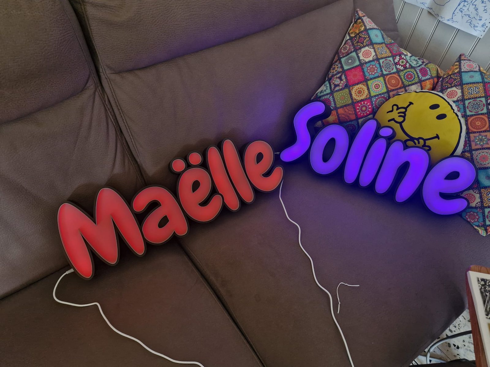 Enseigne prénom LED — Maëlle et Soline, effet violet et rouge