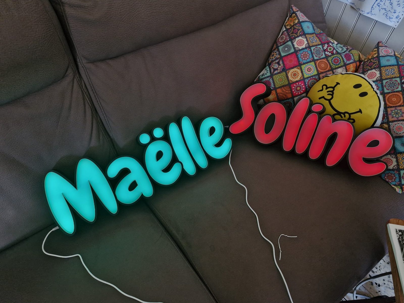 Enseigne prénom LED — animation cyan et rouge
