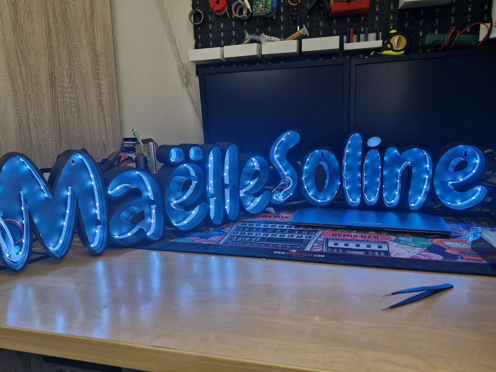 Enseigne prénom LED — effet néon bleu