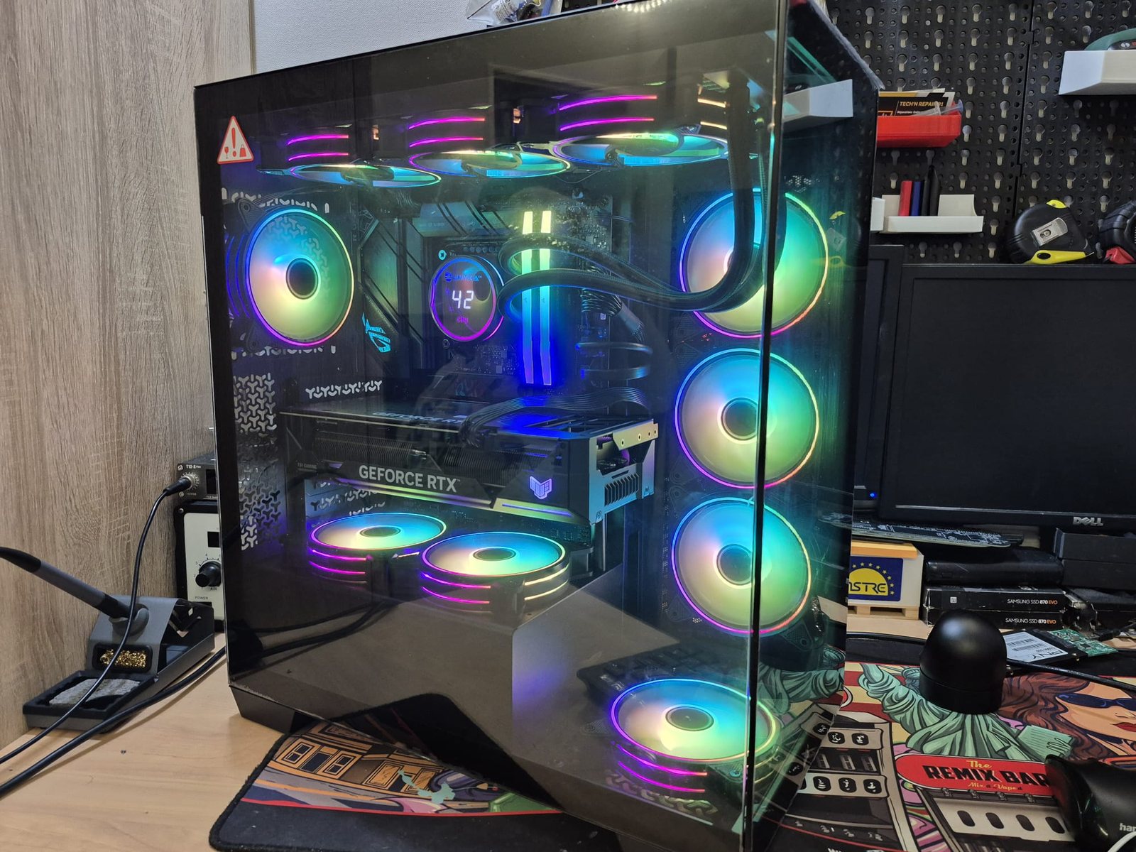 Tour gaming — vue intérieure, RGB, GPU RTX et watercooling
